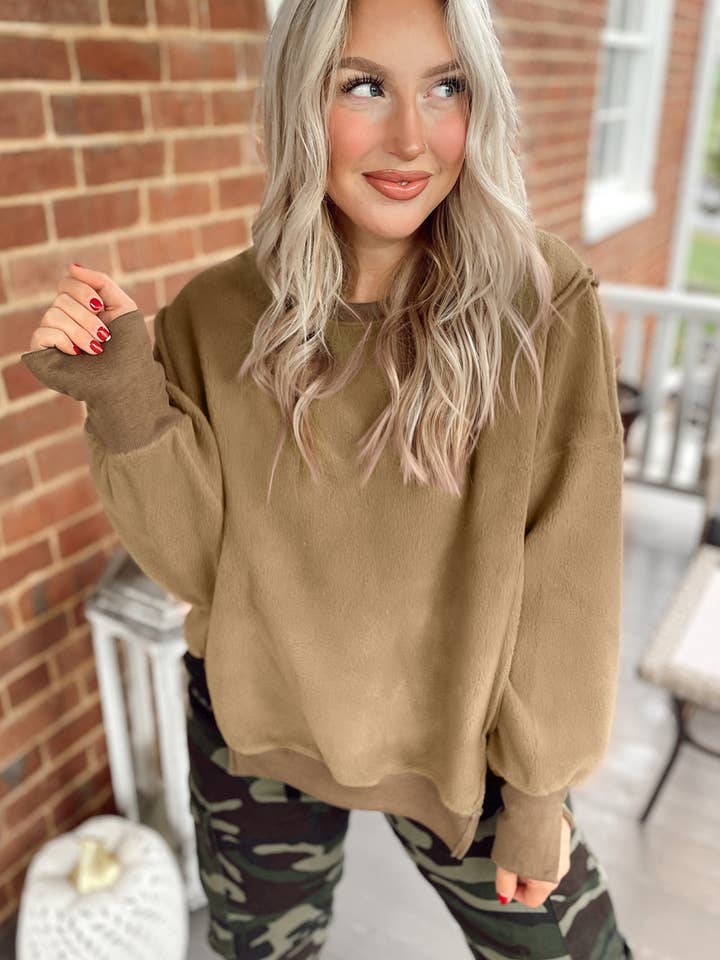 Dunkle Khaki Dunkelkhaki Fuzzy Sherpa Pullover-Sweatshirt mit Seitenschlitz für den Großhandel auf Faire7