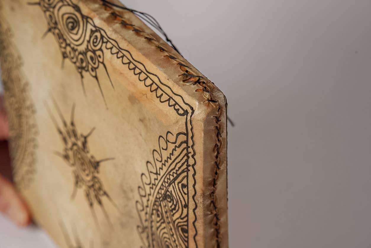 Verve Culture – Engroshandel Musikinstrument – Marokkansk firkantet tromme med gedeskind og henna4