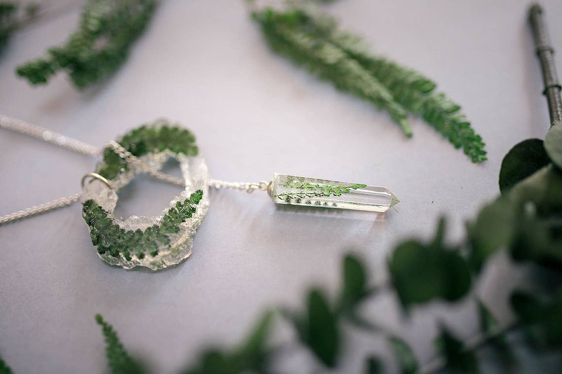 Costurero Real - Wholesale Pendant/Charm Necklace - Fern necklace Geode slice resin pendant green pressed leaves3