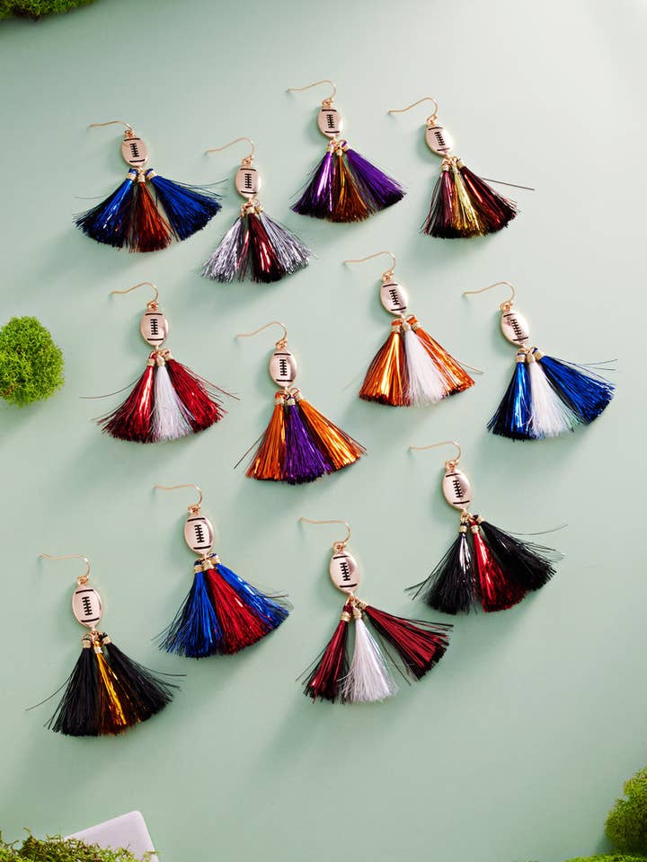 Matchdagsörhängen med fotbollsformade tofsar för wholesale av Designature New York