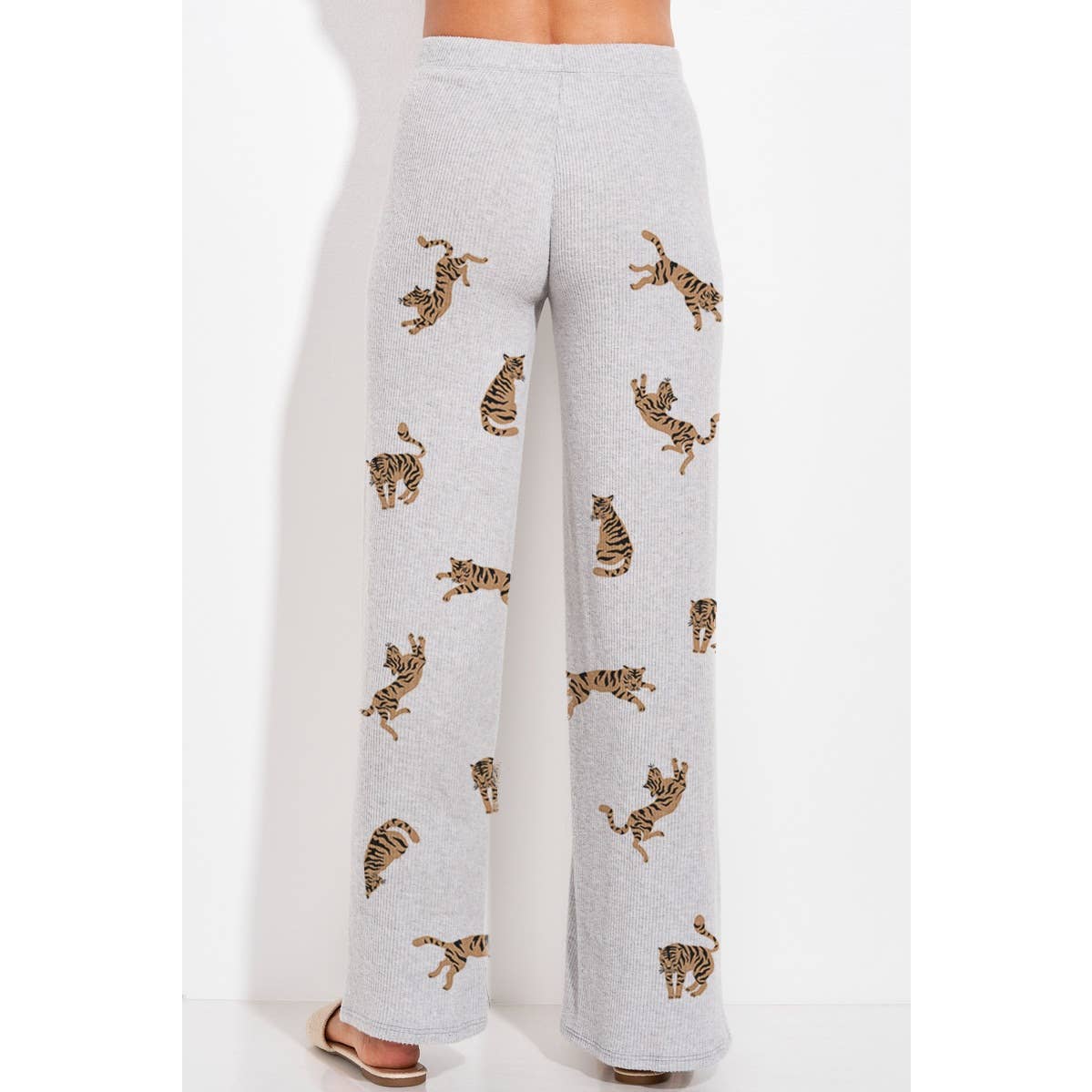 Phil Love – Großhandel Loungewear-Set – Damen – Phil Love Lounge-Set mit Kapuzenpullover und Allover-Tigerdruck9