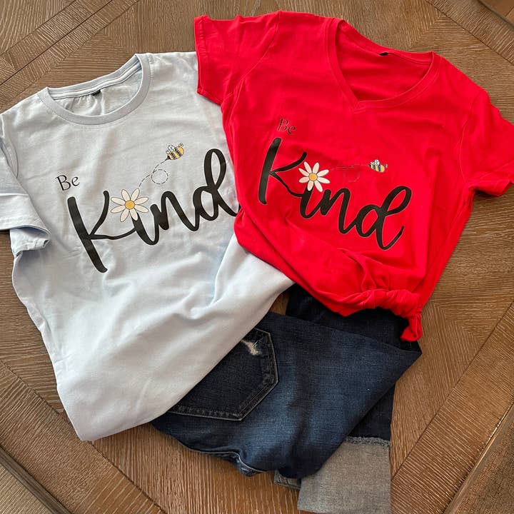 Være Kind T-shirt for engroshandel hos Shea's Chic LLC