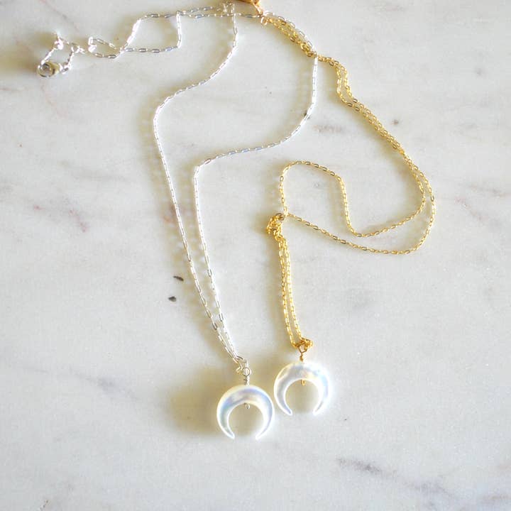 Salty But Sweet - Vente Colliers à pendentif - Collier en forme de croissant en nacre1