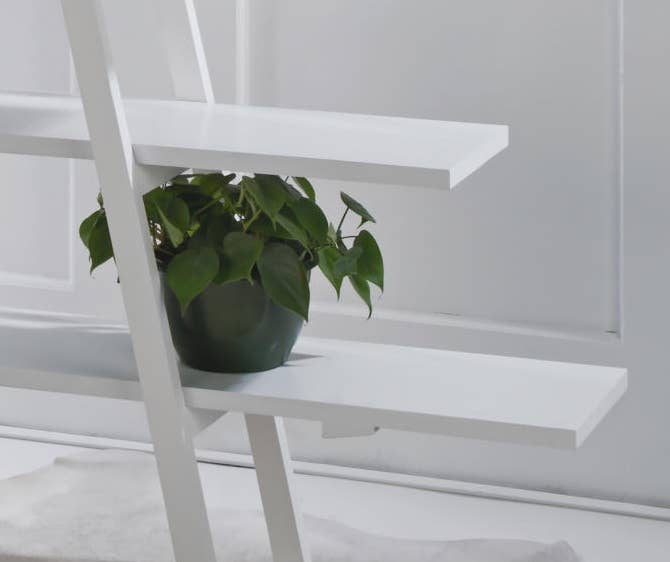 Bianco Scala espositiva a 4 ripiani su telaio A in legno in vendita all'ingrosso su Faire5