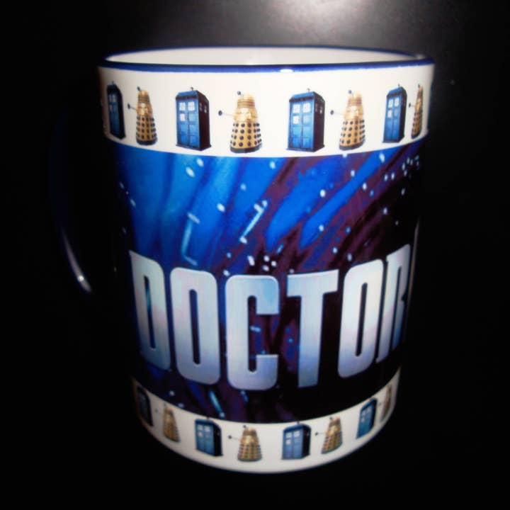 Dr Who koffiemok met blauw handvat en rand voor wholesale door Everyone's a Mug