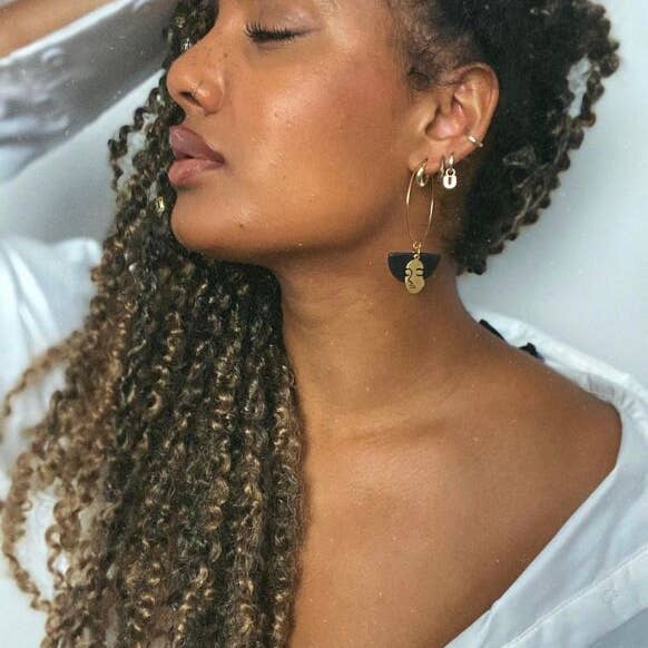 Angelica Creolen mit Anhänger aus schwarzem Messing für den Großhandel von Kismet Klay