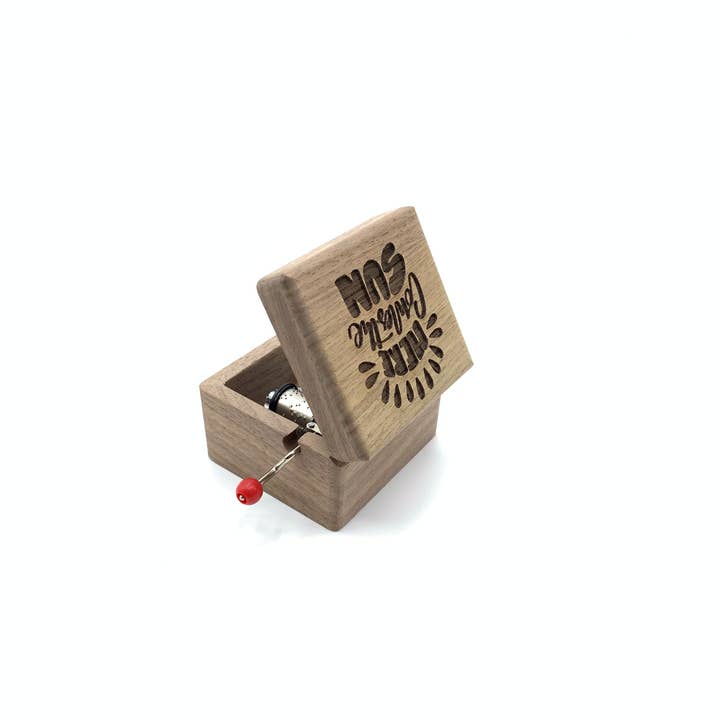 esdemusica by Rocio – wholesale Musikdosa - Barn och baby – Speldosa i valnötsträ med 'Here Comes the Sun'5