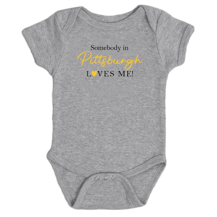 Någon i Pittsburgh älskar mig, grå onesie för wholesale av Gifted Hands Gifts