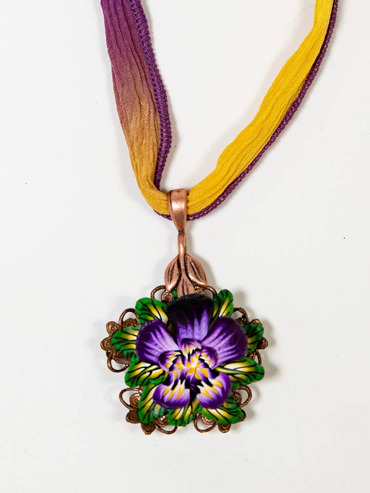 Colgante Floral Pequeño - Picking Pansies para venta al por mayor de Petal Pushers by Janet Pitcher