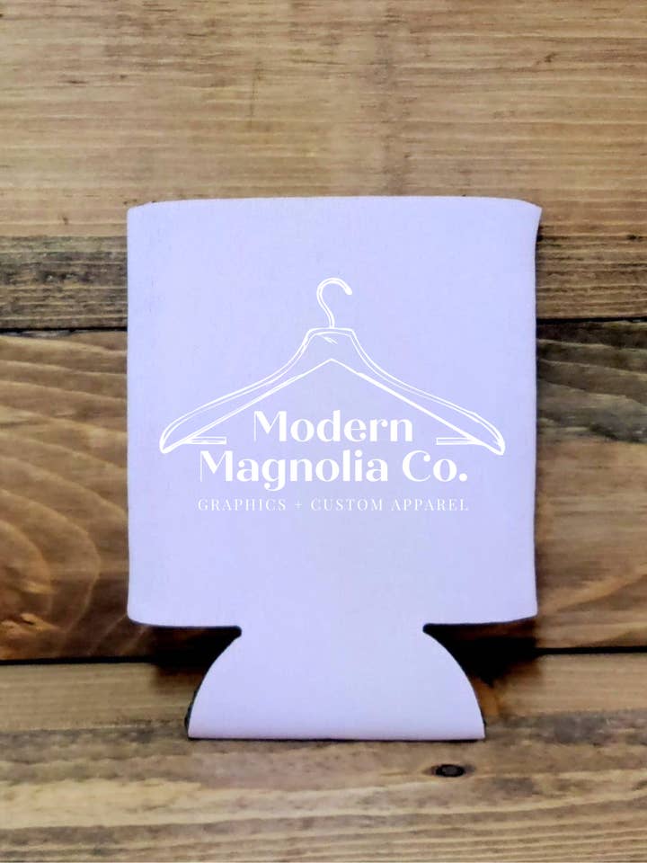 Benutzerdefiniertes Geschäftslogo Can Koozies für den Großhandel von Modern Magnolia Co.