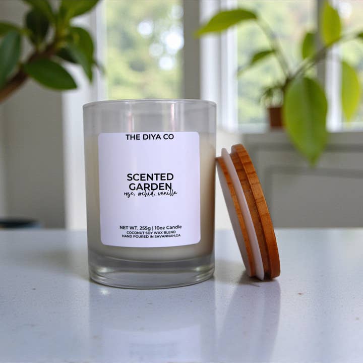 10 oz Duftende Have | Kokos Soja Lys for engroshandel hos The Diya Co