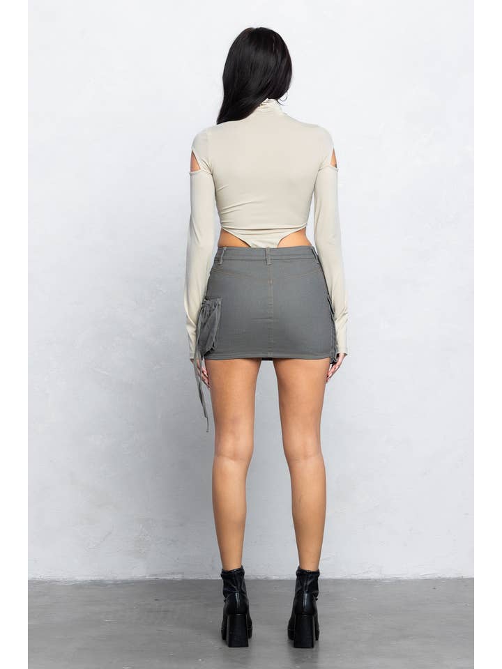 No Vacancy – Großhandel Body – Damen – Bodys mit Schlitz vorne und schulterfreiem Stehkragen