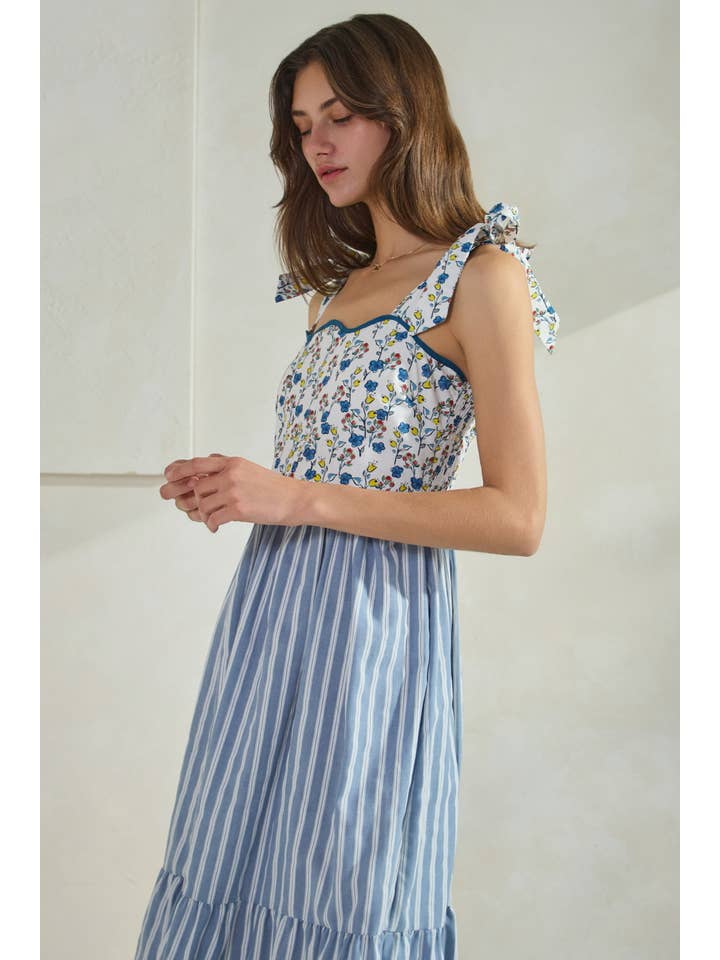 Weiß-Blau-Kombination Midikleid mit Blumenmuster und Streifenmuster-Mix für den Großhandel auf Faire1