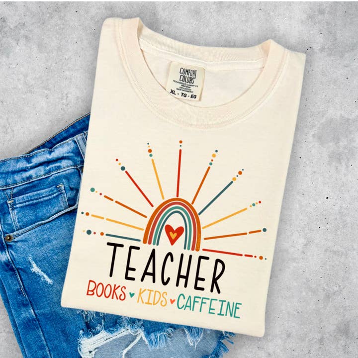 ENSEIGNANT - LIVRES 💚 ENFANTS 🧡 CAFÉINE - T-shirt graphique pour la vente par Lauras Closet