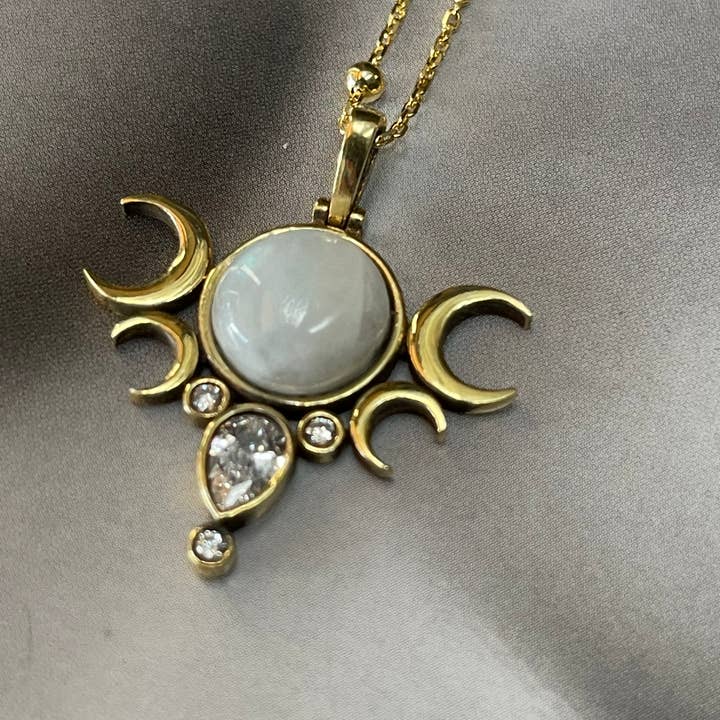 Flesh & Soul - Wholesale Pendant/Charm Necklace - FIVE MOONS MOONSTONE Necklace6