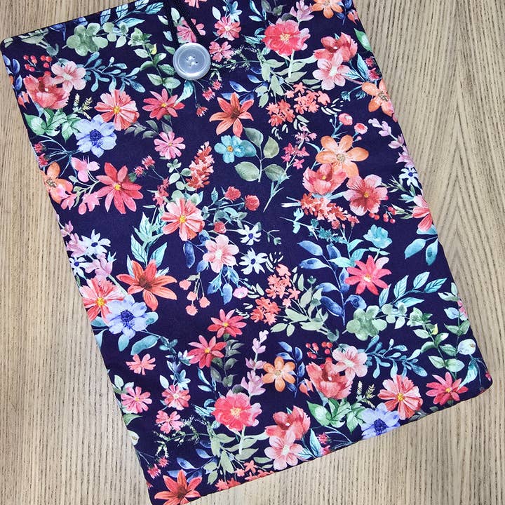 Polstret bogomslag marineblå baggrund og farverige blomster for engroshandel hos laubelgo