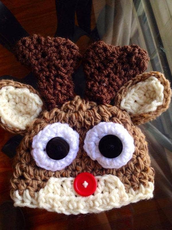 Chapeau en crochet Rudolth le renne au nez rouge pour la vente par Mad Hatter Farm