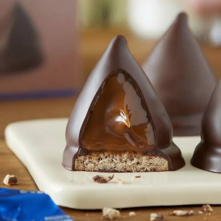 Casacella Foods - Wholesale Chocolate Covered Sweets - Havanna Dark Chocolate Dipped Cones Filled with Caramel 11.61