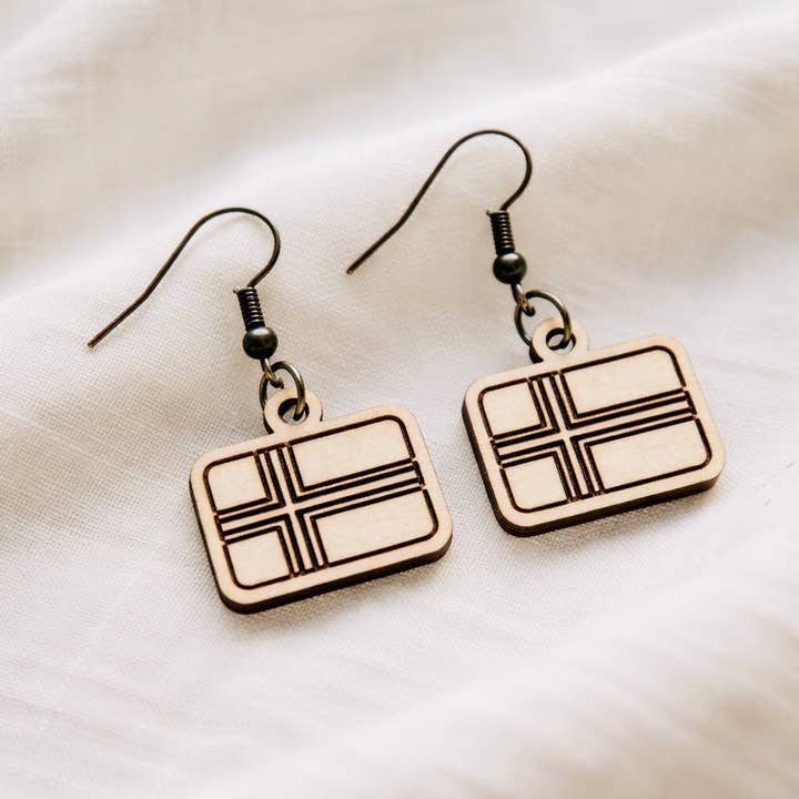 Boucles d'oreilles en bois gravées du drapeau norvégien© par Aurora North Home™ pour la vente par Aurora North Home