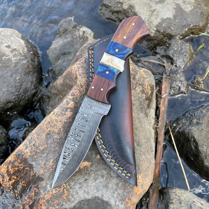 HANDMADE HIGH CARBON DAMASCUS STEEL HUNTING KNIFE/LEATHER SH for wholesale by Titan International