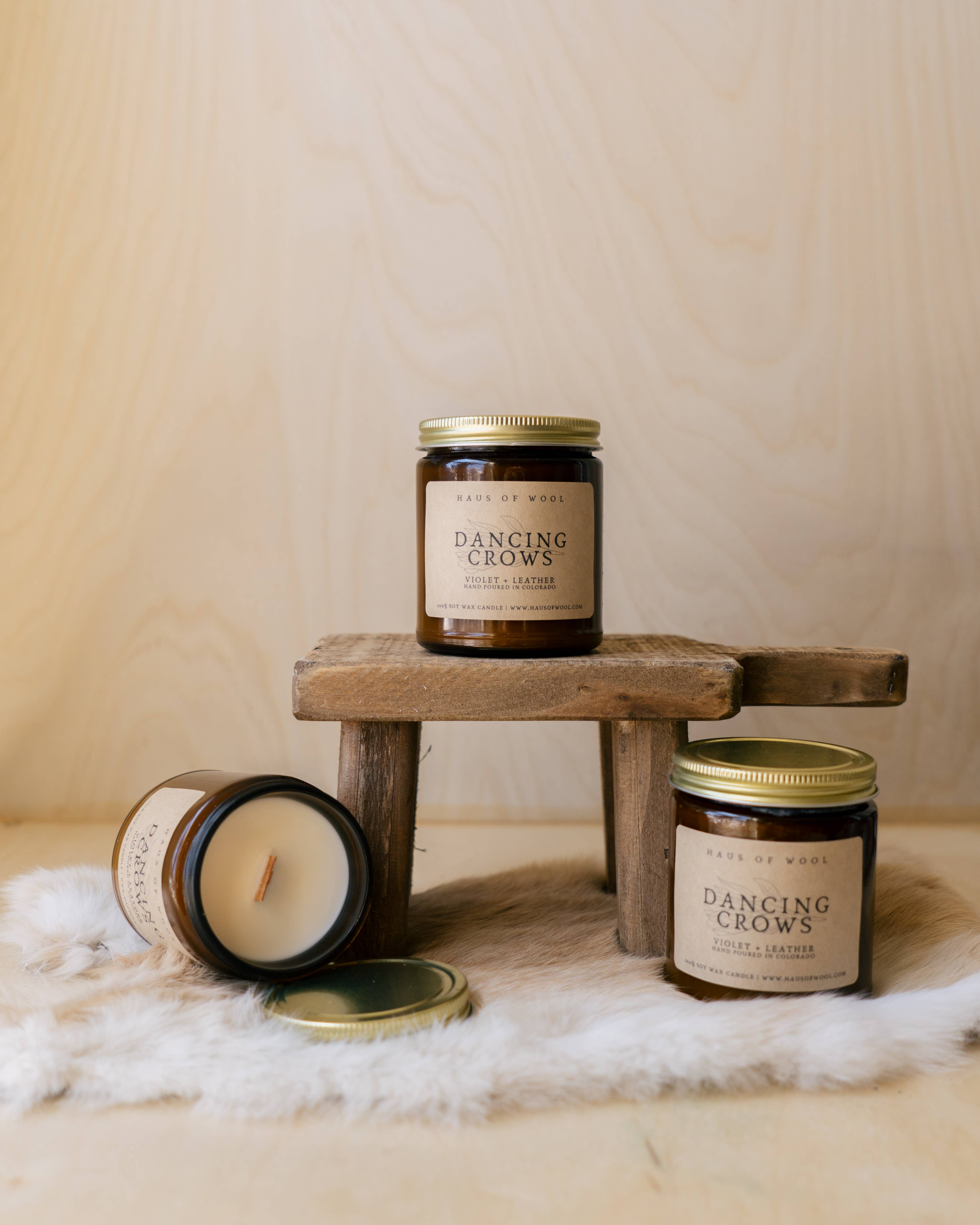 Haus of Wool – Großhandel Kerze im Glas / gefüllte Kerze – Violet + Leder Sojawachs Holzdocht Kerze1