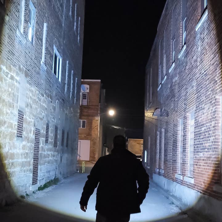 Flipo Group, Ltd. - Wholesale Flashlight - Stinger™ Tactical 10,000 Lumen Rechargeable Flashlight4