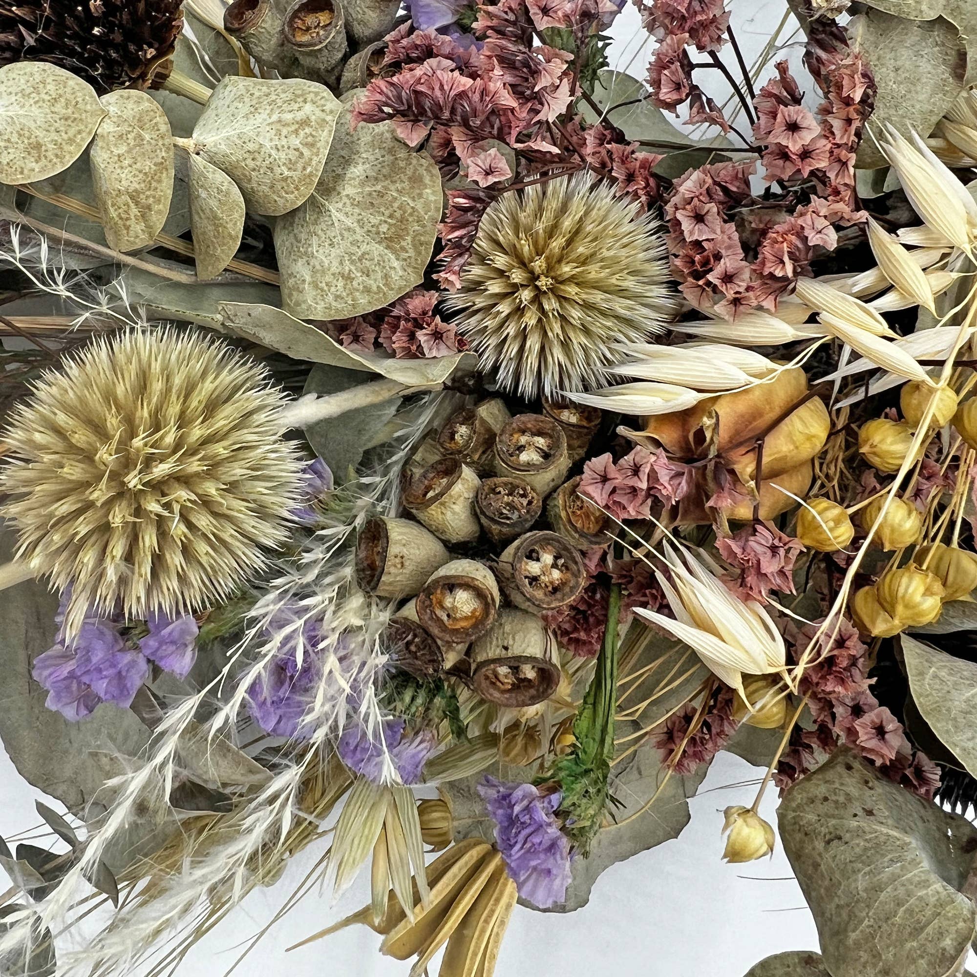 2626 Designs - Wholesale Krans - Gedroogde en geconserveerde decoratieve eucalyptuskrans van 51 cm2