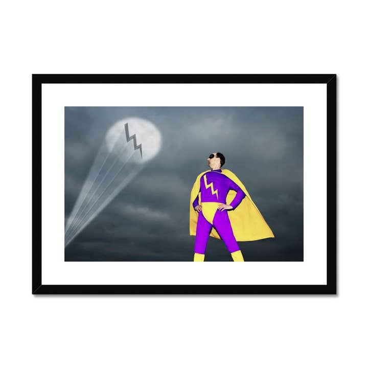 Superheld durch Scheinwerfer signalisiert Gerahmter und montierter Druck für den Großhandel von Sorbey