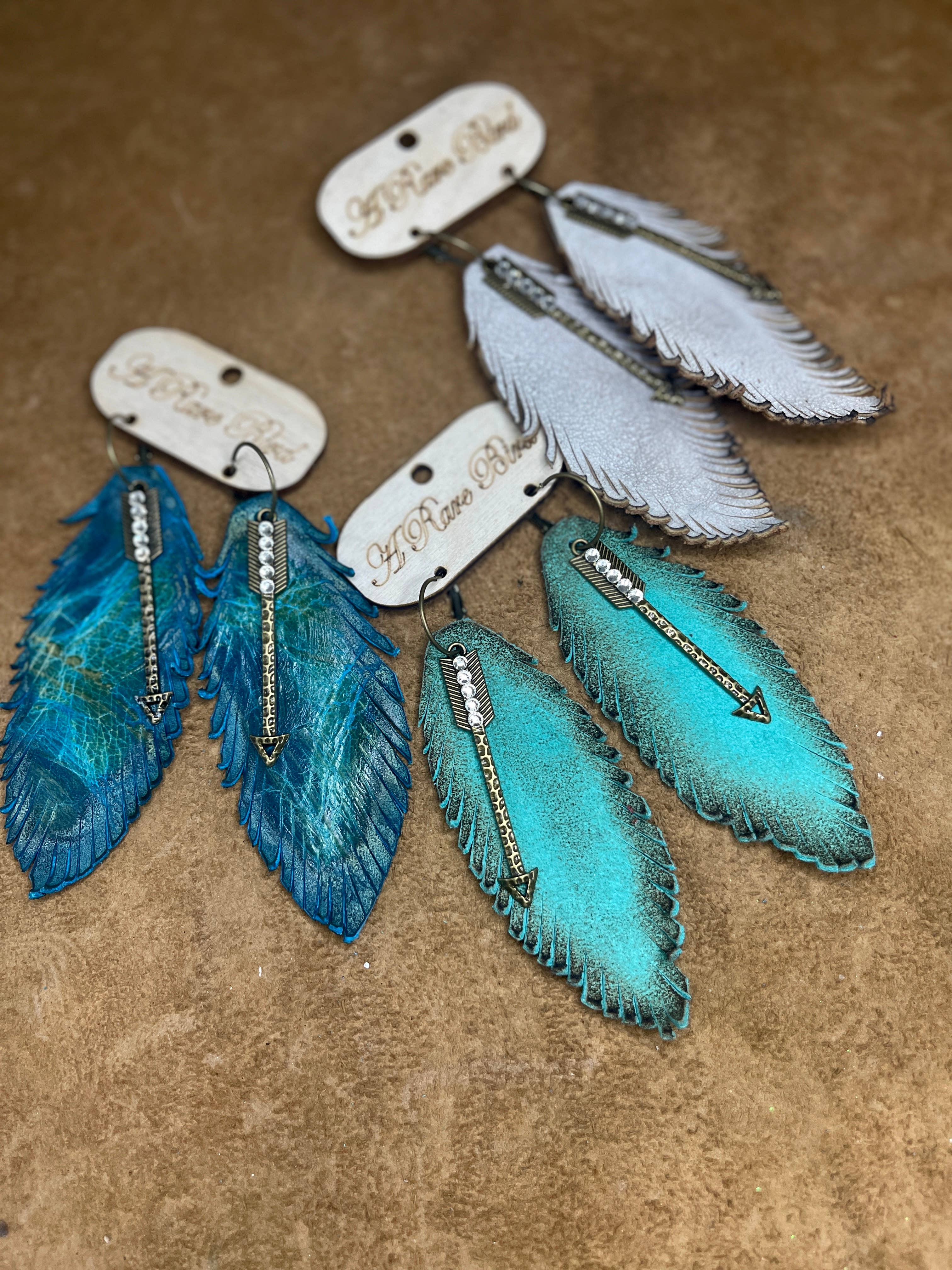 A Rare Bird Shop - Vente Boucles d'oreilles pendantes - Boucles d'oreilles turquoise clair « Follow Your Arrow »3