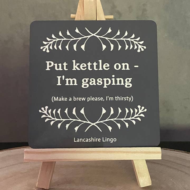 By Erin Cards and Gifts Ltd – Engroshandel Bordskånere – Drinks Coaster Af Erin Lancashire Lingo - Sæt kedel på...