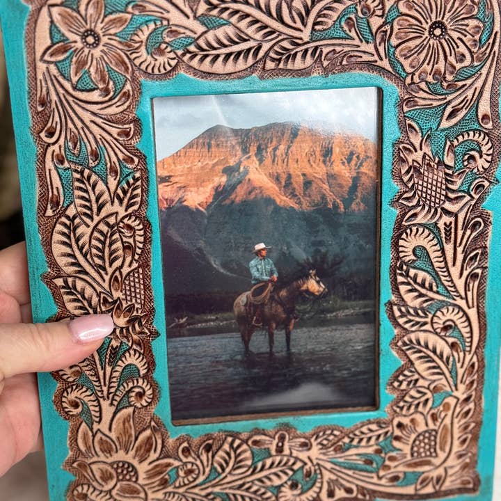 Cadre photo Western en cuir ouvragé pour la vente par The Sterling Gypsy