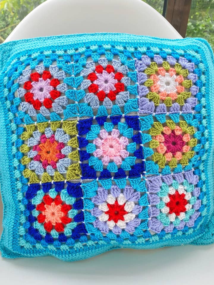 Housse de Coussin Carré Granny au Crochet Fait Main #3 pour la vente par Honey Art and Nature