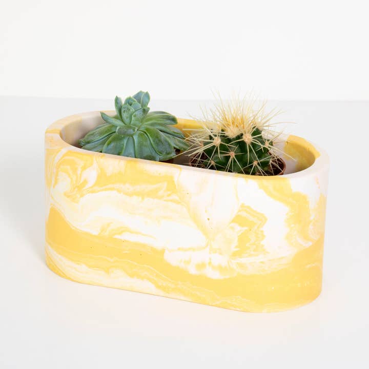 Vaso ovale per piante a forma di cactus Jesmonite marmorizzato giallo e bianco per la vendita all'ingrosso da parte di Lunar Living