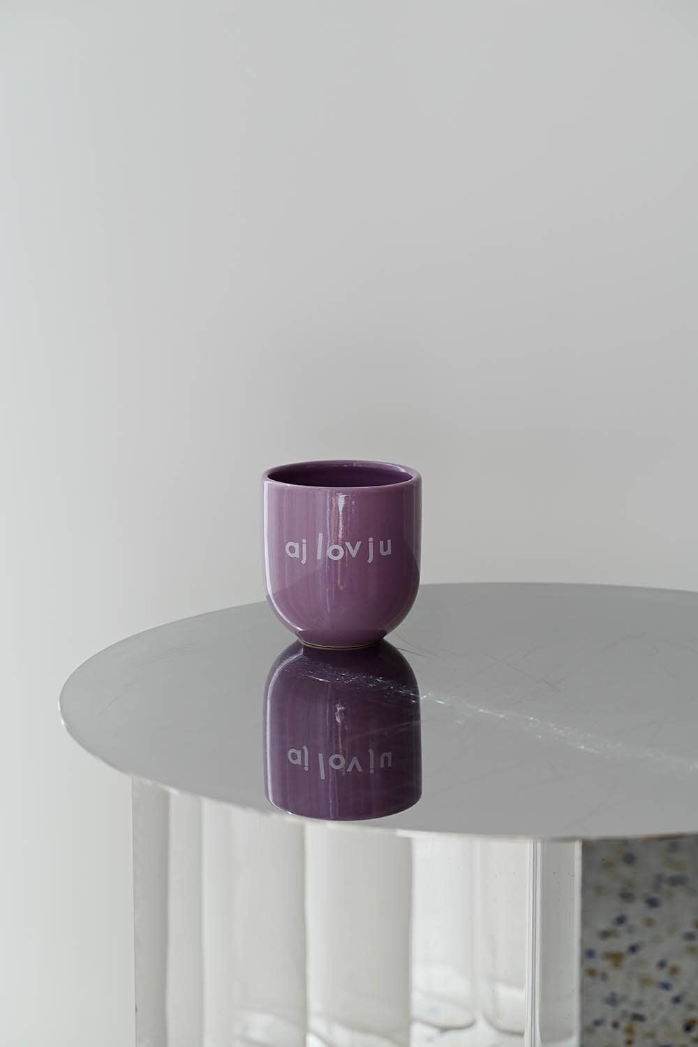 Sisi, house of style BV – wholesale Kaffekoppar – Sisi mugg i keramisk gloss, 2 dl, lilal med texten Ajlovju1