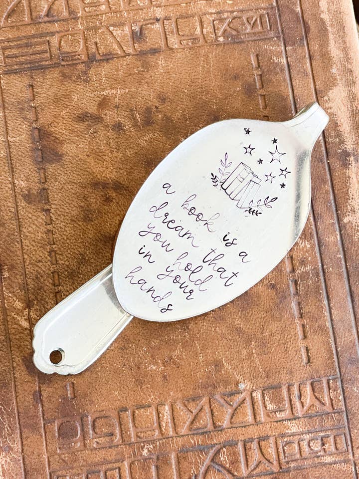 Marcapáginas en forma de cuchara estampado «Un libro es un sueño» para venta al por mayor de The Sassy Barn