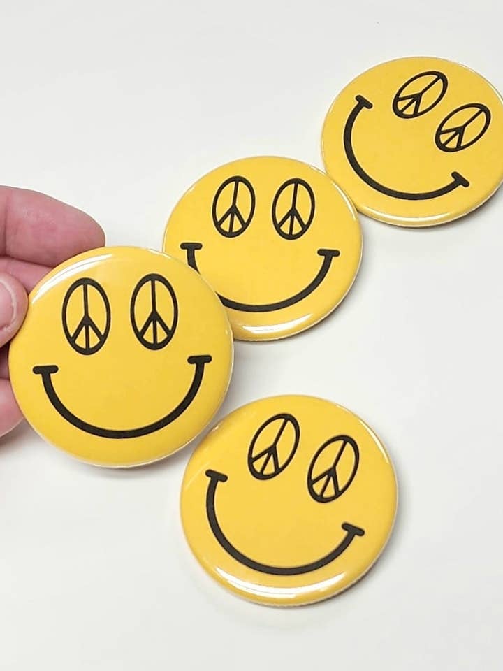 Signe de paix Smiley Face - gros bouton pour la vente par Hardworking Stoner