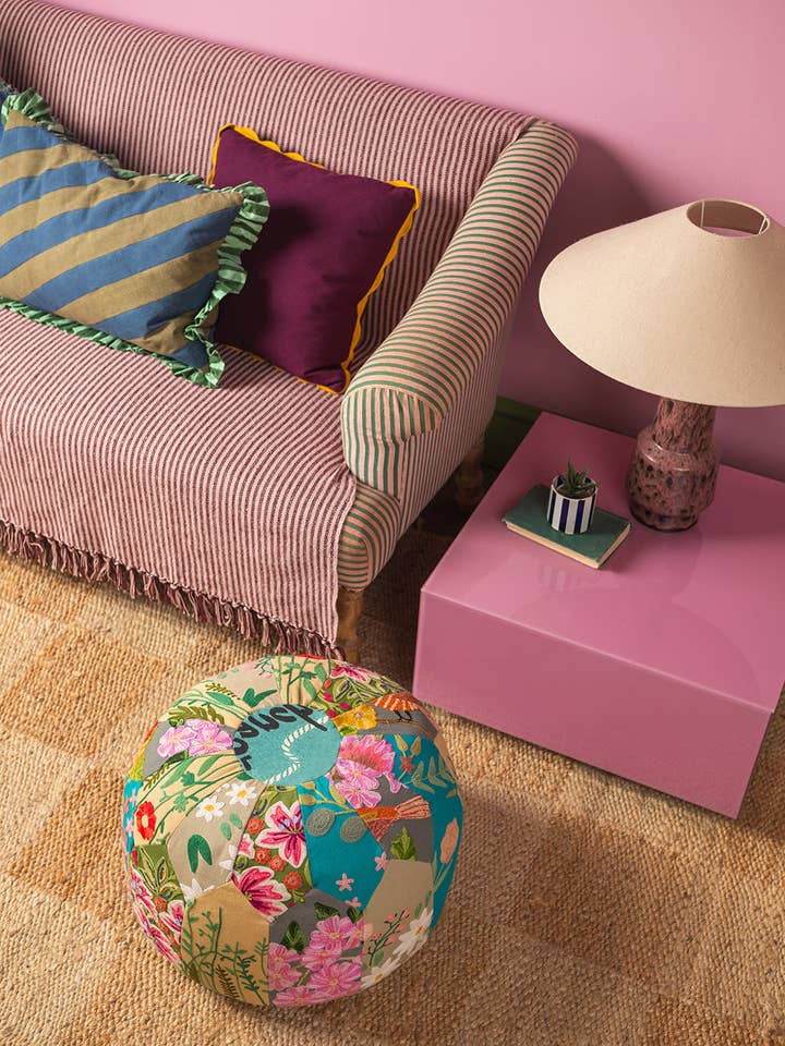 Pouf en broderie patchwork pour la vente par Ian Snow Ltd