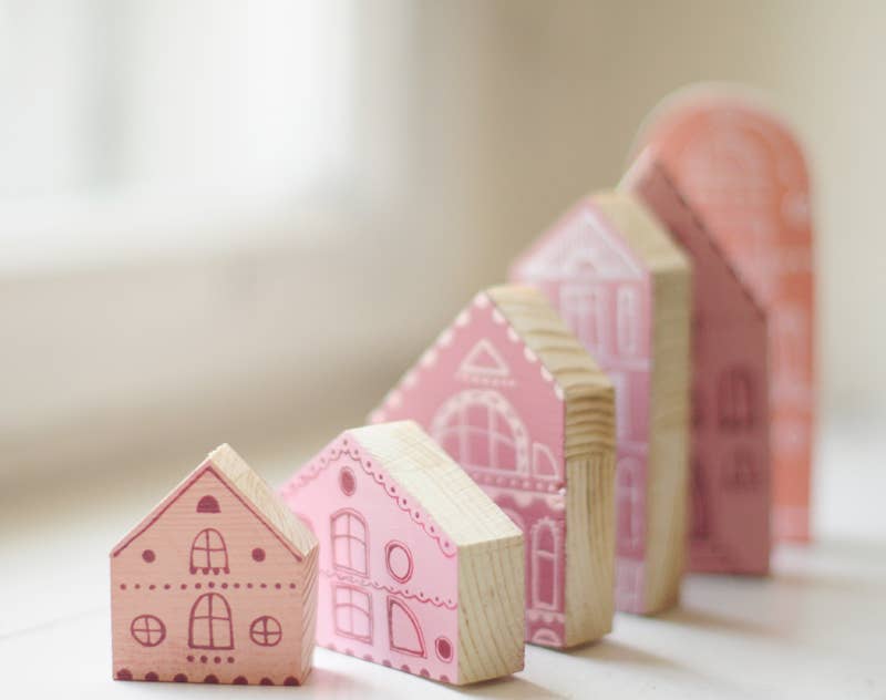 ANAMARKOkids - Vente Jouet en bois – enfant - Maisons roses village en bois peint à la main, maisons miniatures1