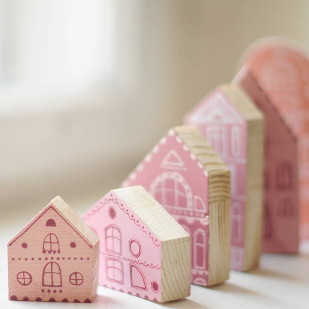 ANAMARKOkids - Vente Jouet en bois – enfant - Maisons roses village en bois peint à la main, maisons miniatures1