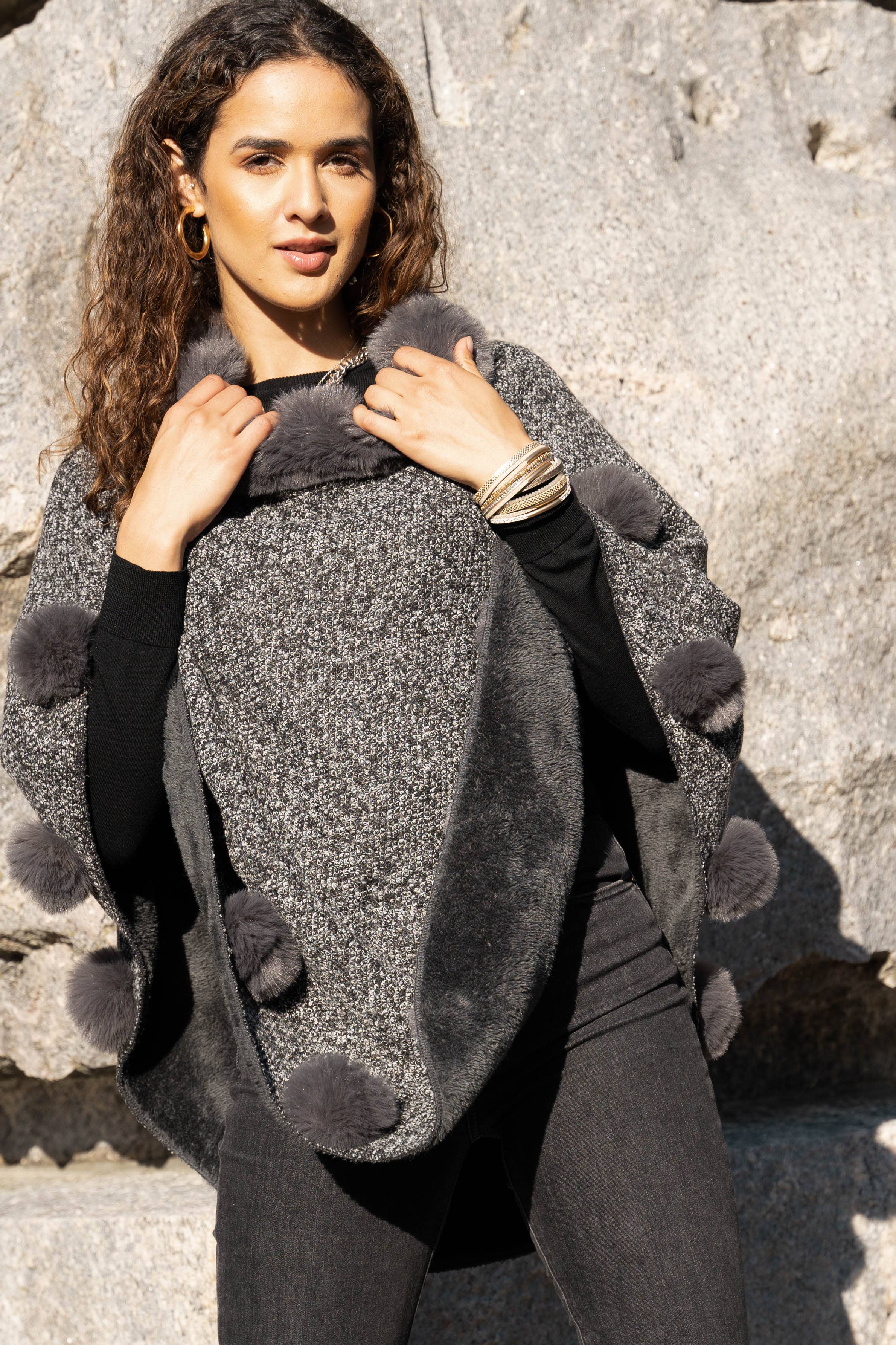 SAACHI - Wholesale Poncho - Dames - Posey Fur Pomponponcho12