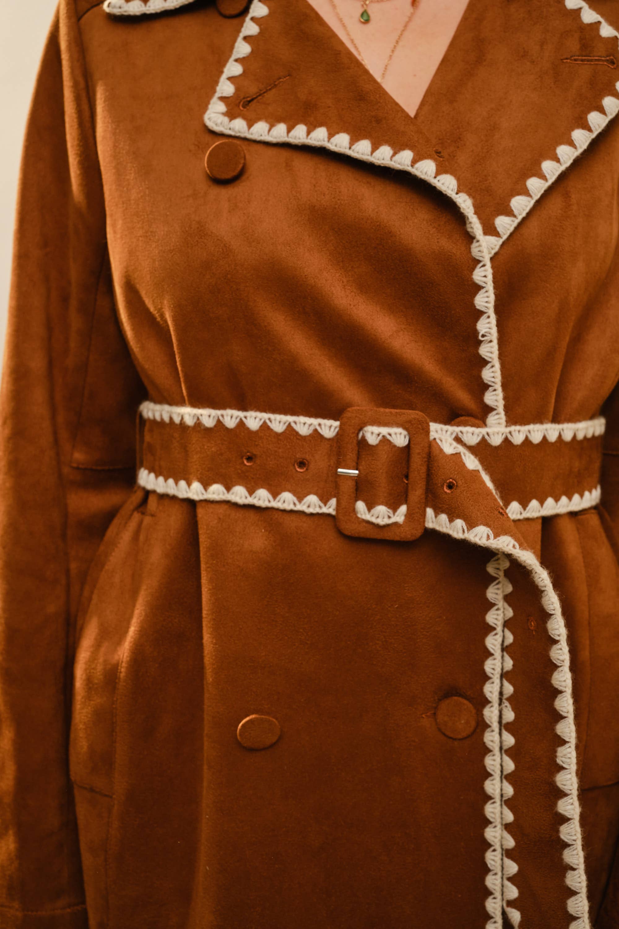 RUST 23592J Trenchcoat i imiteret ruskind med broderet kant for engroshandel på Faire6