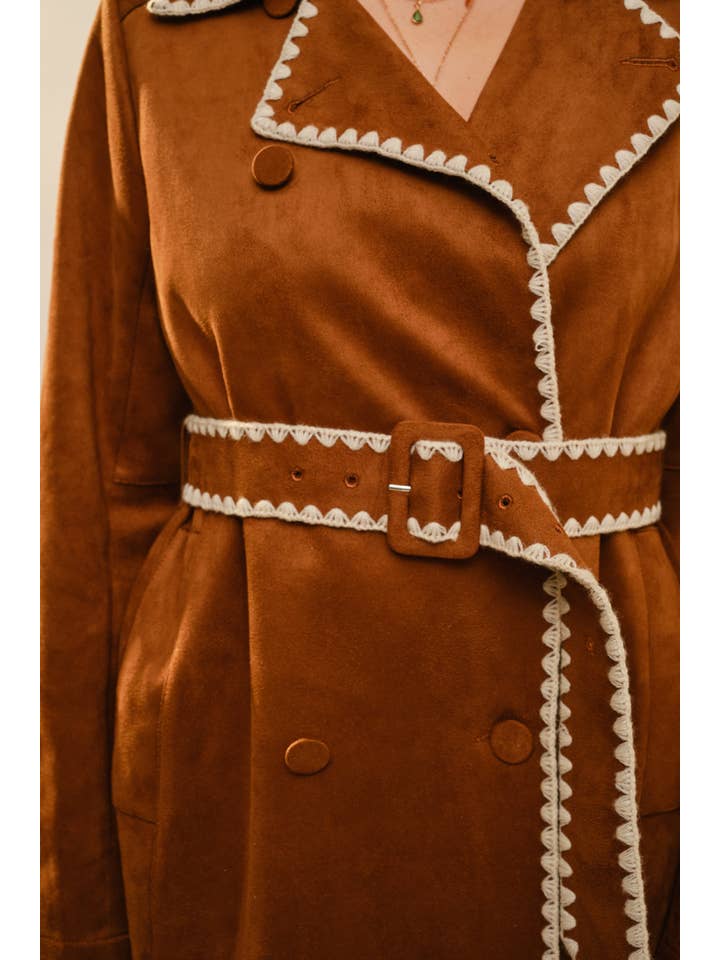 ROST 23592J Trenchcoat i fuskmocka med broderad kant för wholesale på Faire6