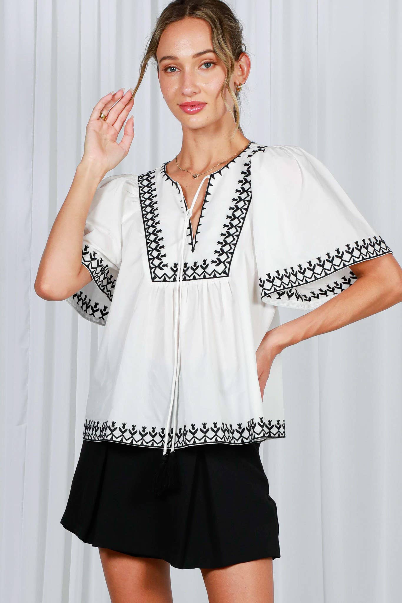 Vine & Love - Vendita all'ingrosso Camicetta - Donna - Blusa boho ricamata con collo a fiocco e scollo diviso a V VT8248610