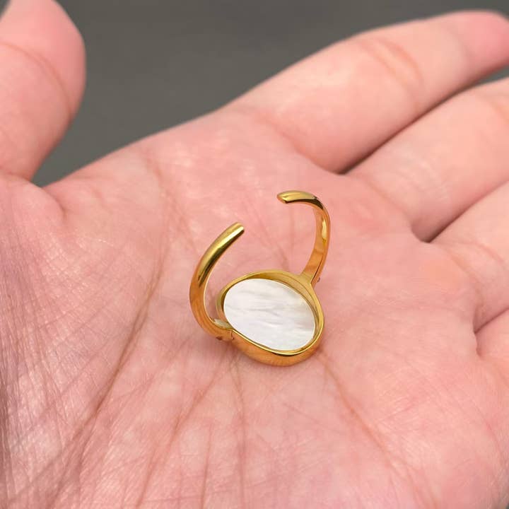 Mio Queena - Wholesale Cocktail/Statement Ring - Inlaid Shell 18K Gold Plated Stainless Steel Sun Ring-FGS/MS3