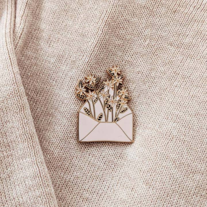 Mimi & August - Venta al por mayor Botón/prendedor - Pin esmaltado de carta llena de flores1