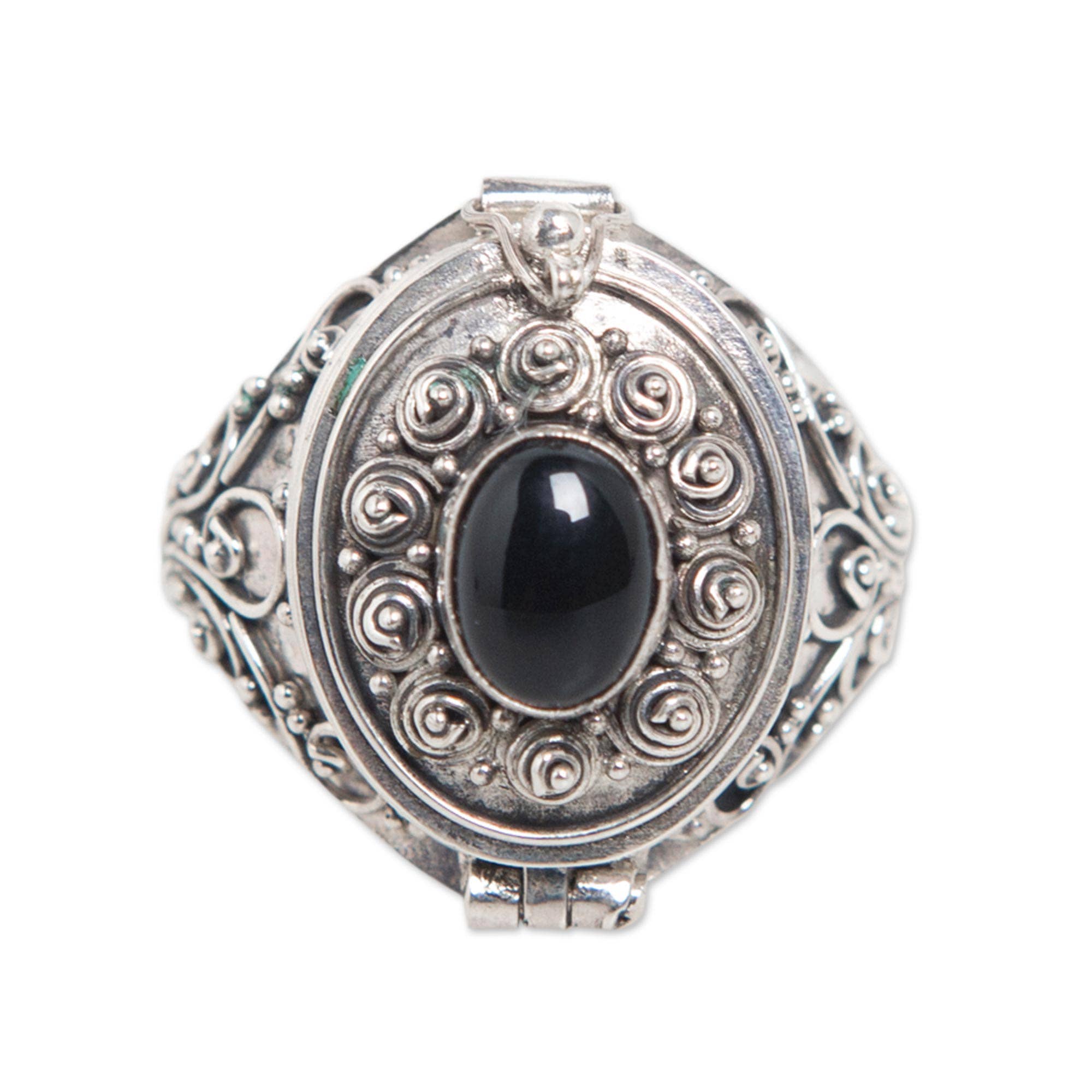 Noir Bague médaillon cœur en onyx fait main par Novica en vente sur Faire