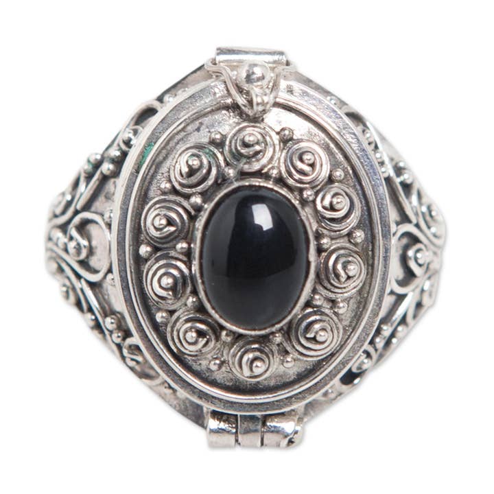 Noir Bague médaillon cœur en onyx fait main par Novica en vente sur Faire0