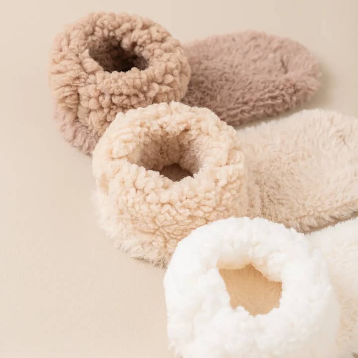 Super Soft Plush Socks – Winter & Home and other Purchase Wholesale pantoufle. Free Returns & Net 60 Terms on Faire trending on Faire.