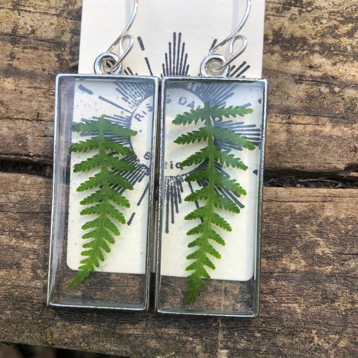 Brincos retangulares longos de samambaia de resina em prata por atacado de Rising Dawn Boutique