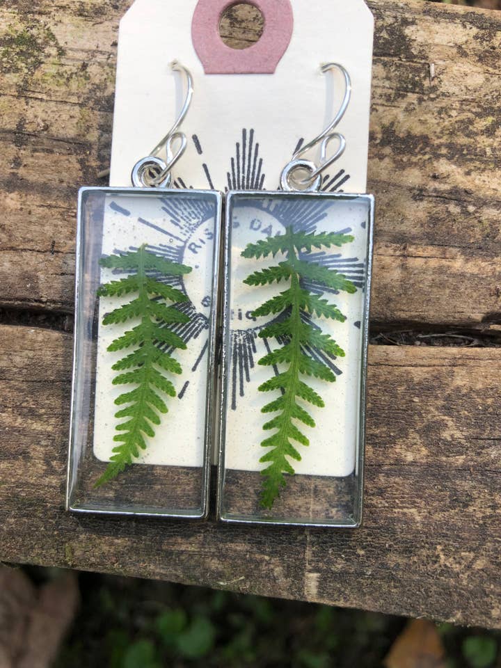 Longues boucles d'oreilles rectangulaires en résine en argent pour la vente par Rising Dawn Boutique